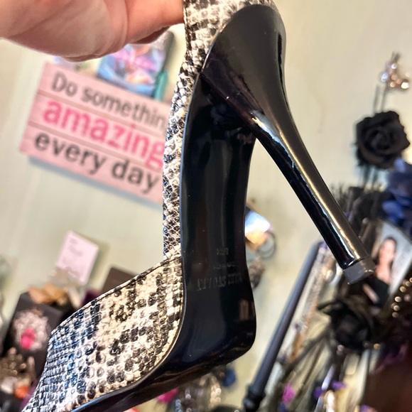 Snake skin pointy stilettos! - Picture 3 of 9